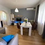 Dora Apartman *